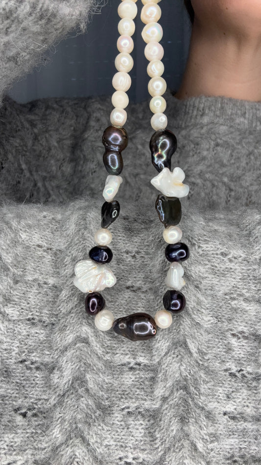 שרשרת פנינים לבנות עם פניני בארוק שחורות