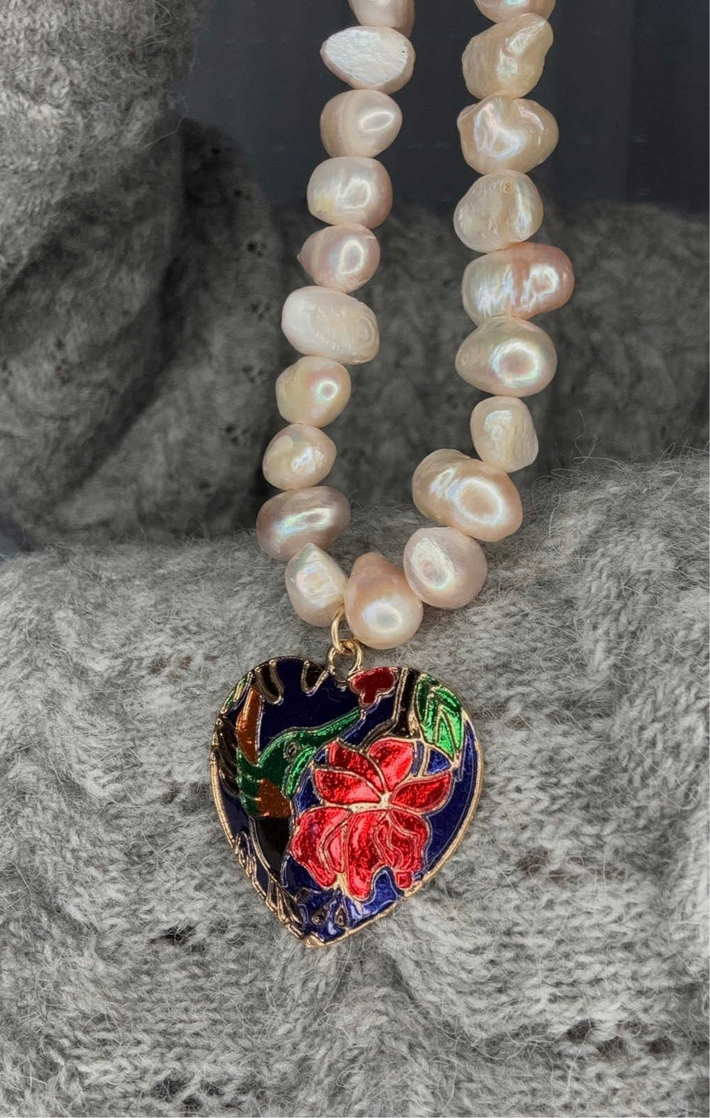 שרשרת פנינים עם תליון לב צבעוני