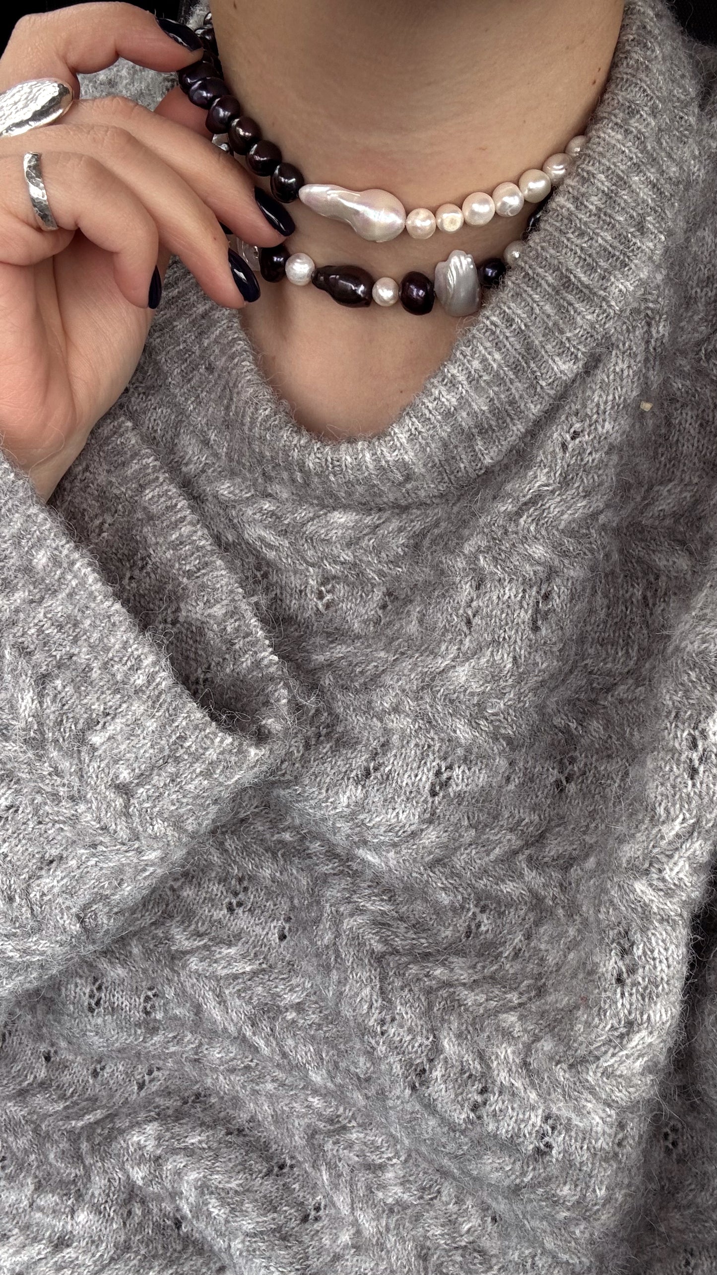 שרשרת פנינים שחור-לבן עם פנינת בארוק מרכזית