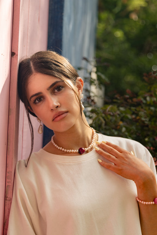 Blush Ruby | שרשרת פנינים עם אבן מרכזית