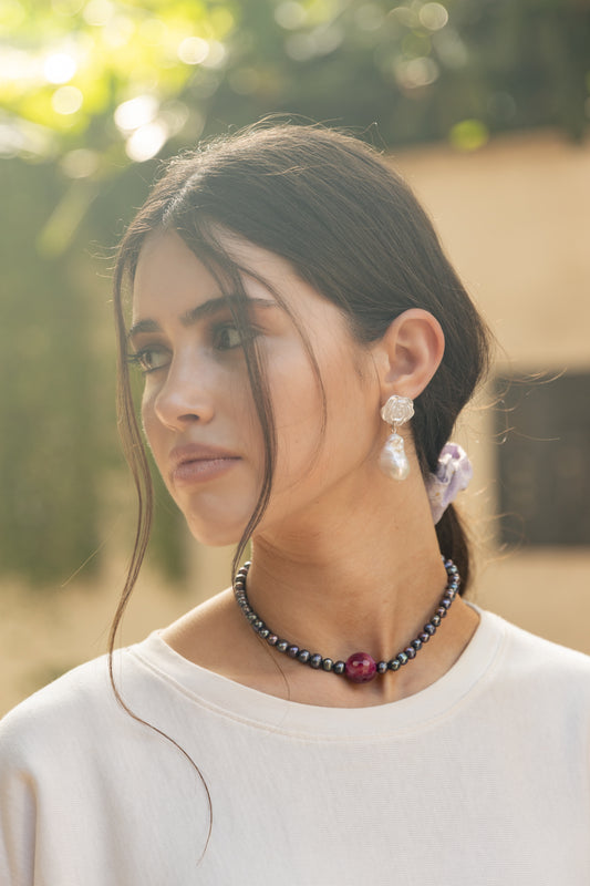 Noir Ruby | שרשרת פנינים שחורות עם אבן חן מרכזית