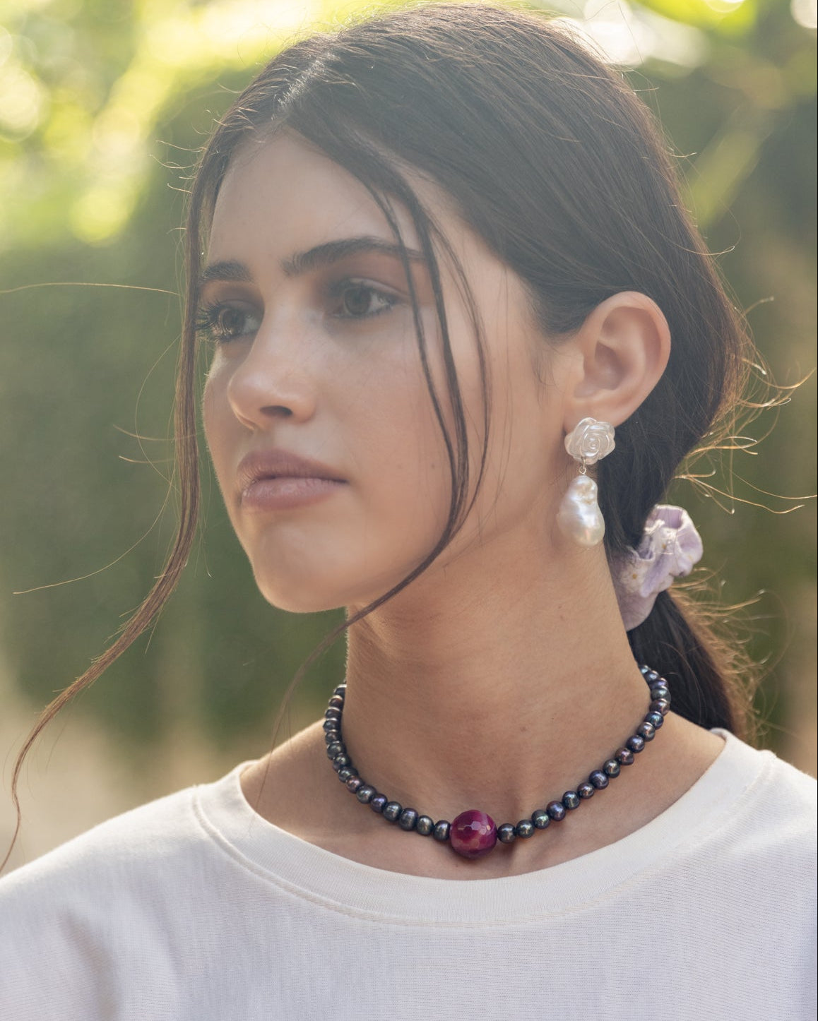 Noir Ruby | שרשרת פנינים שחורות עם אבן חן מרכזית