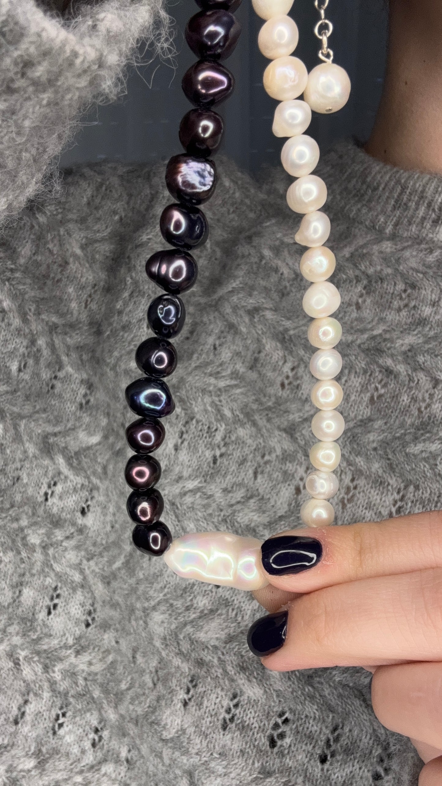 שרשרת פנינים שחור-לבן עם פנינת בארוק מרכזית