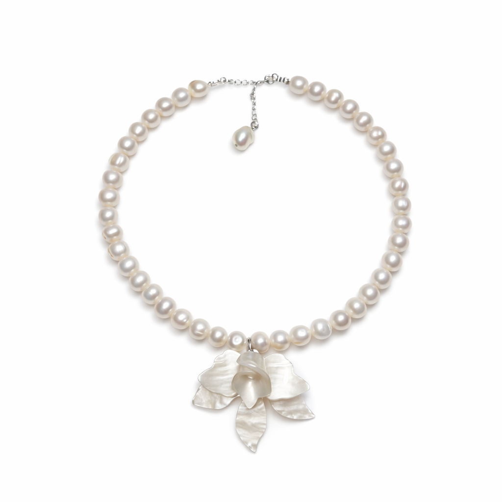 שרשרת פנינים קלאסית עם תליון פרח