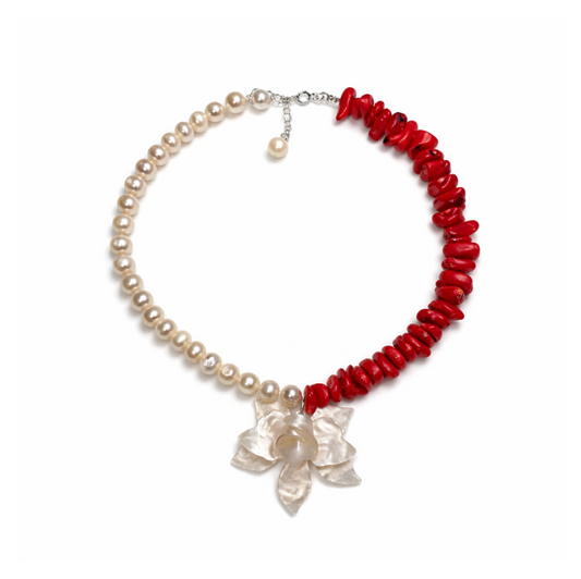 שרשרת פנינים & אבני קורל אדומות ופרח אם־הפנינה