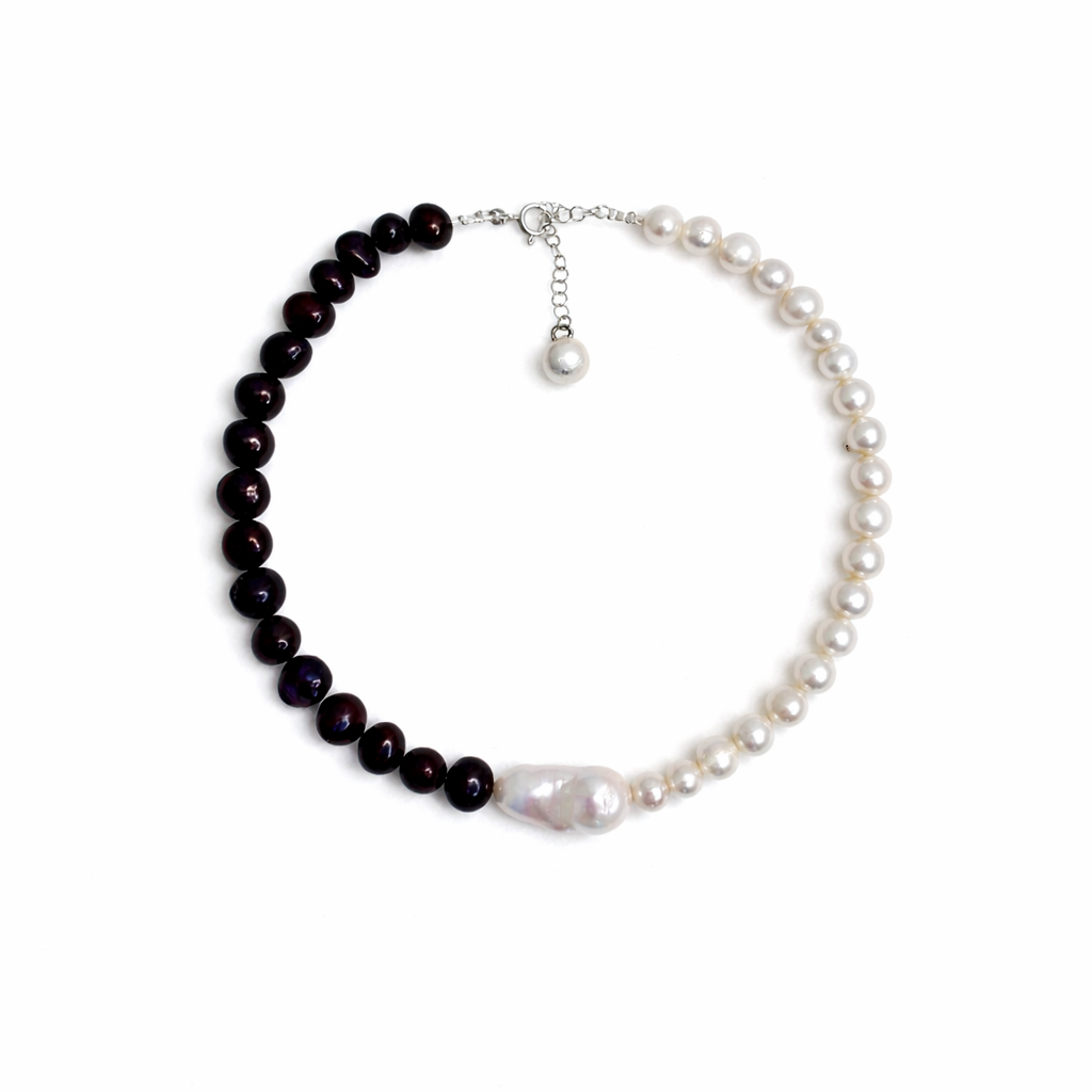 שרשרת פנינים שחור-לבן עם פנינת בארוק מרכזית