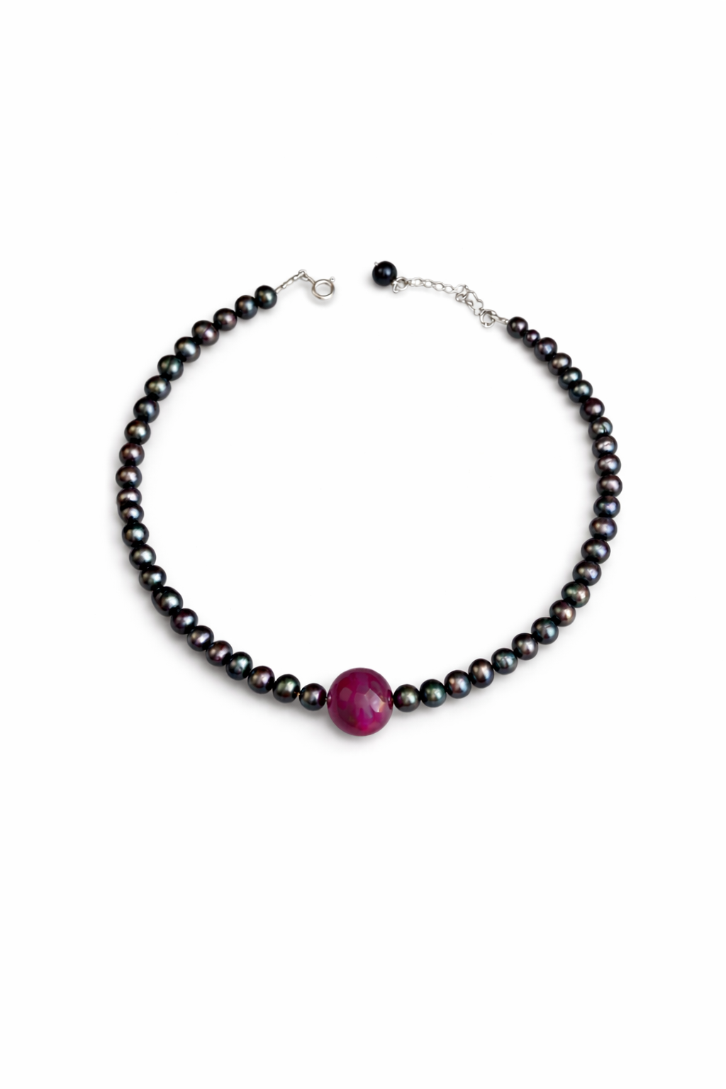 Noir Ruby | שרשרת פנינים שחורות עם אבן חן מרכזית