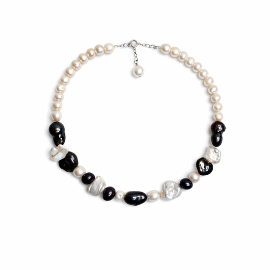 שרשרת פנינים לבנות עם פניני בארוק שחורות