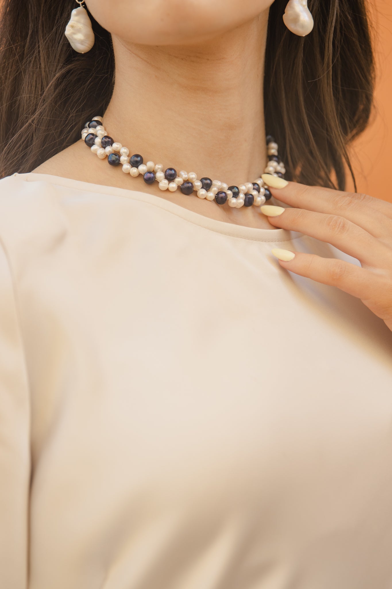 Twist Pearl | שרשרת פנינים שזורה שחור לבן