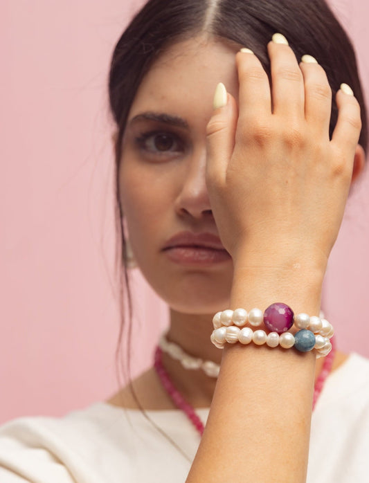 Blush Pearl | צמיד פנינים עם אבן חן מרכזית