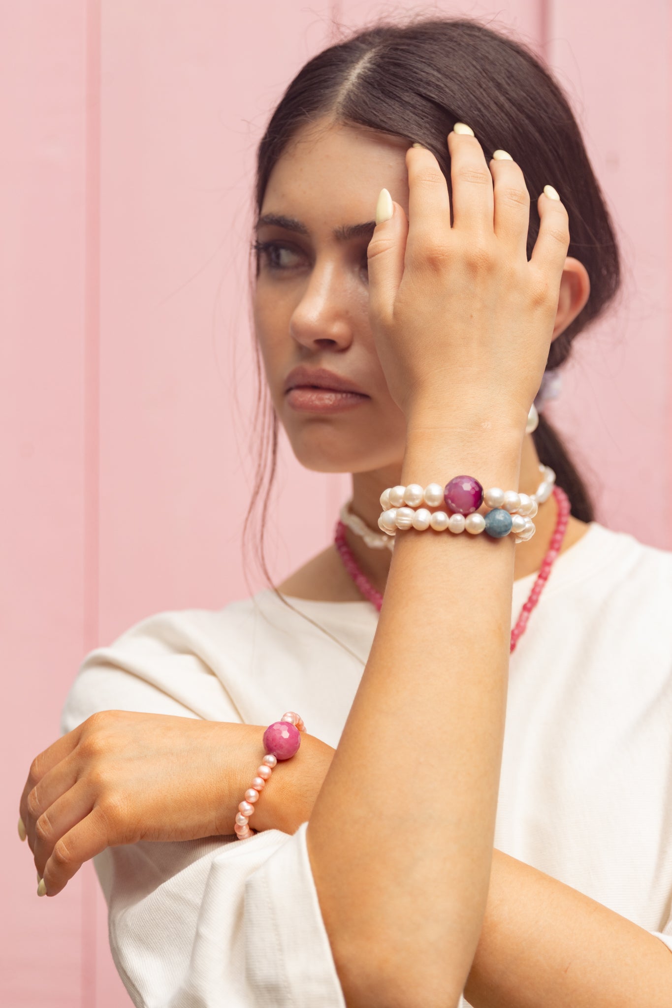 Blush Pearl | צמיד פנינים עם אבן חן מרכזית