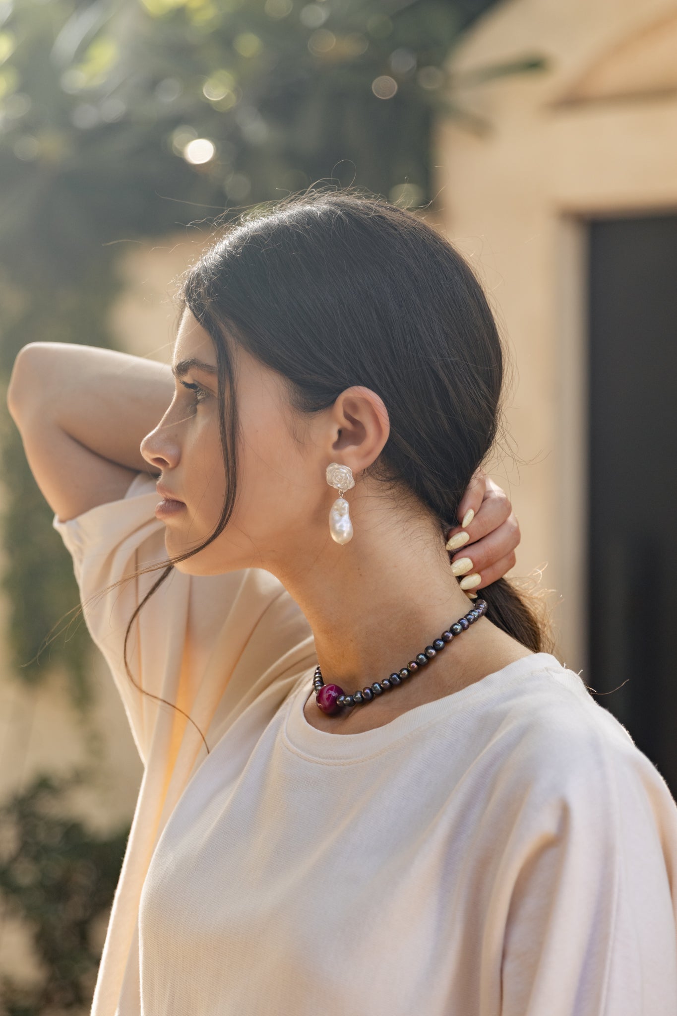 Noir Ruby | שרשרת פנינים שחורות עם אבן חן מרכזית