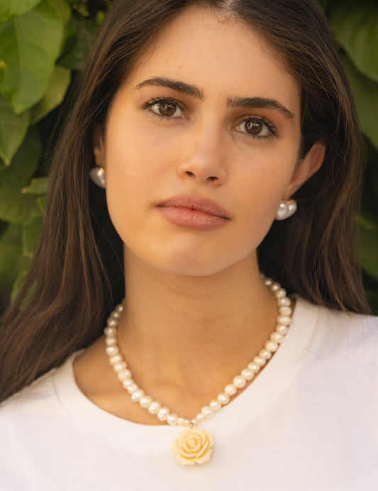 Ivory Bloom | שרשרת פנינים עם תליון פרח
