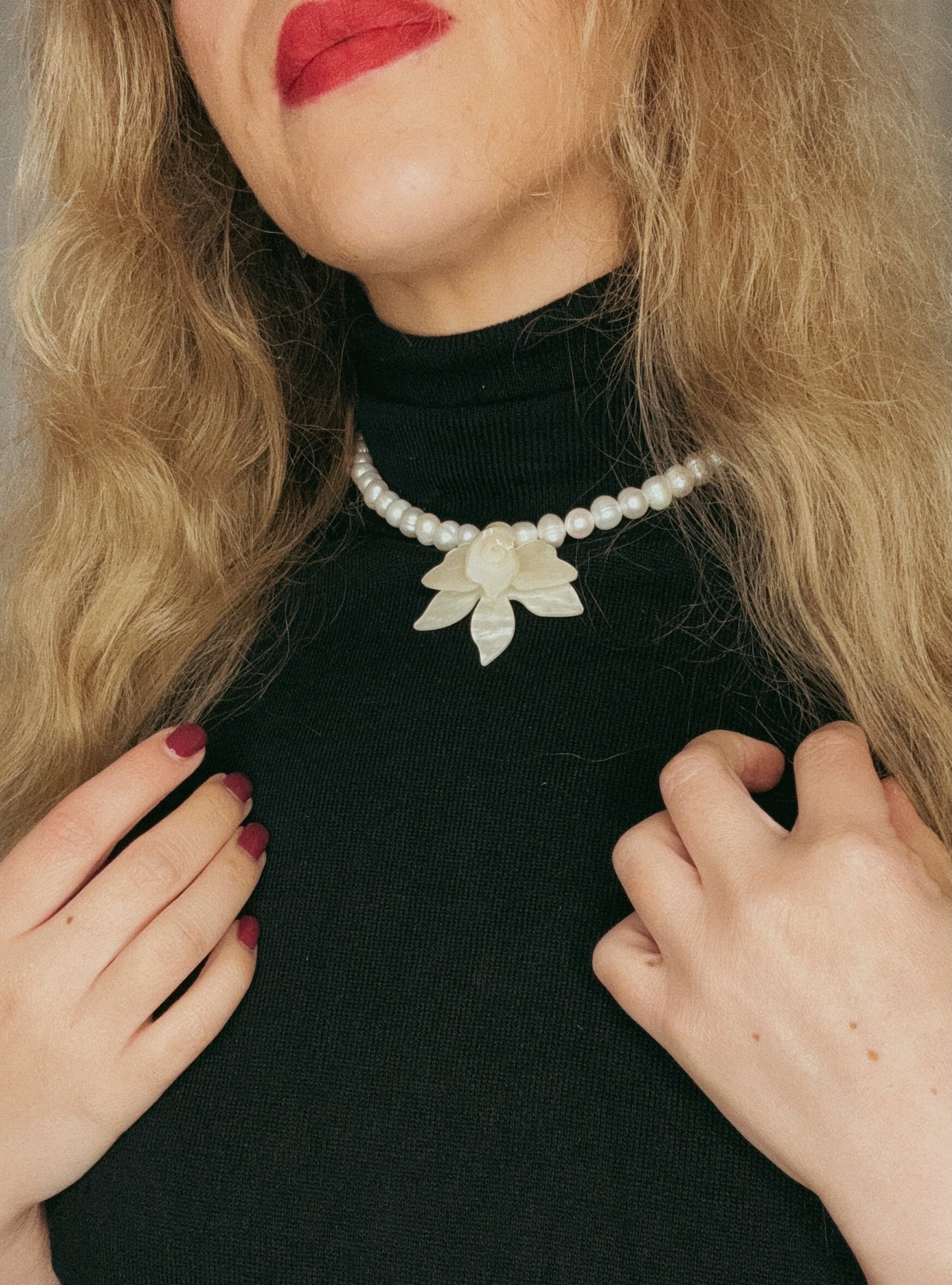 שרשרת פנינים קלאסית עם תליון פרח