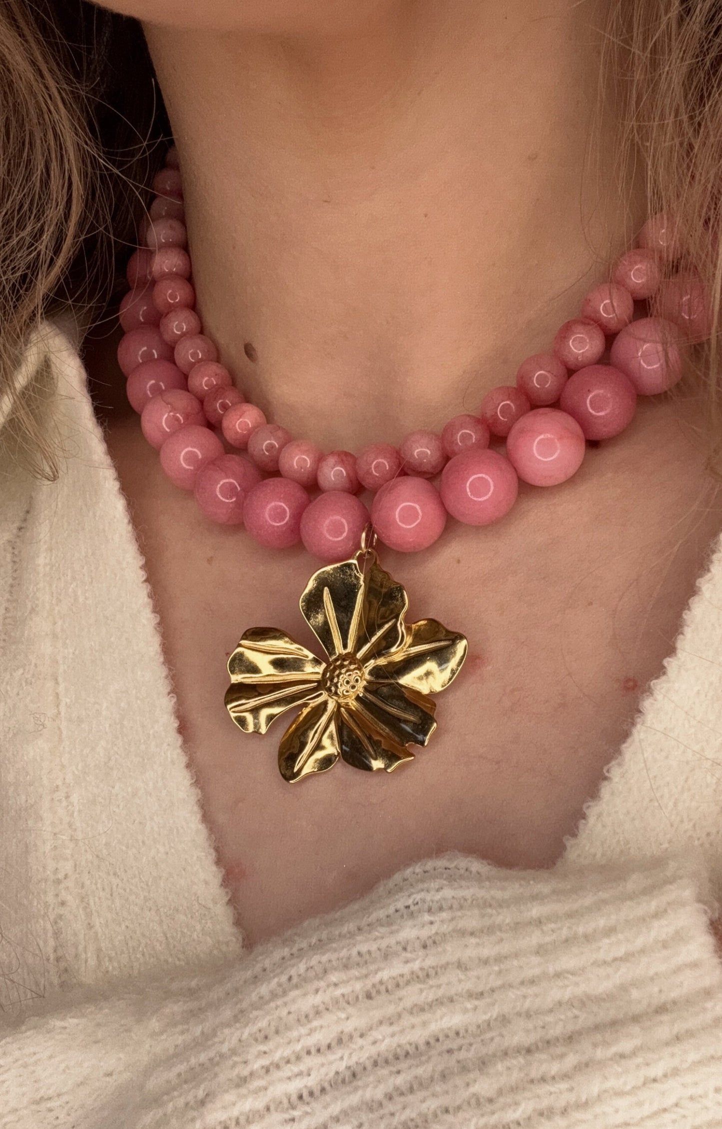 שרשרת אבני חן ורודות כפולה עם תליון פרח מוזהב