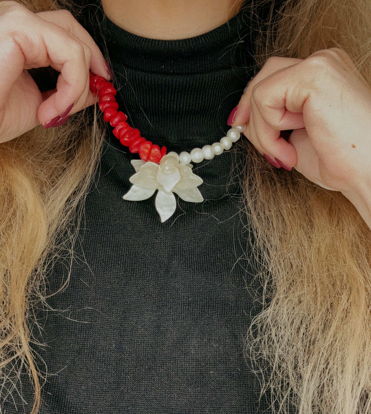 שרשרת פנינים & אבני קורל אדומות ופרח אם־הפנינה