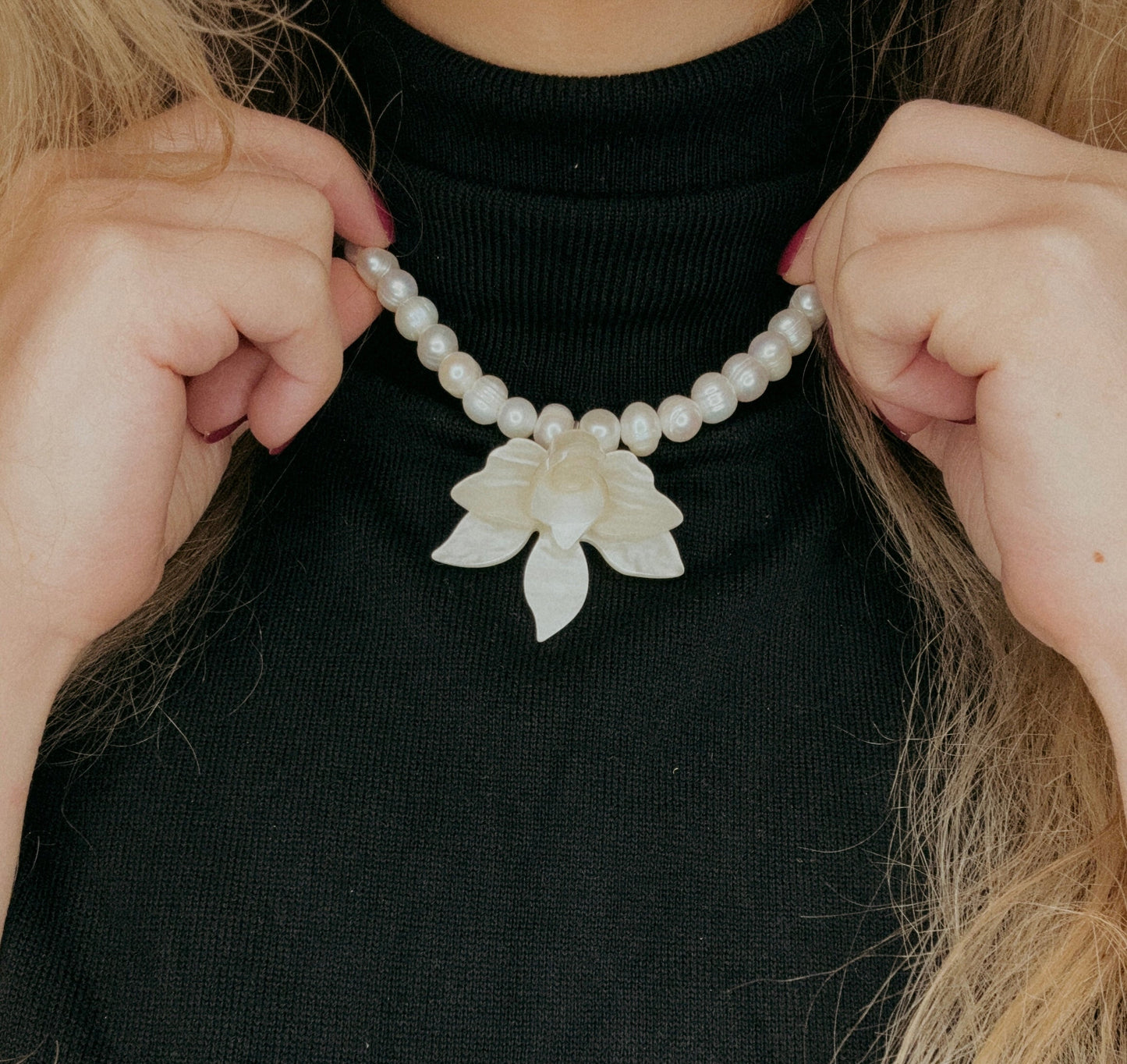 שרשרת פנינים קלאסית עם תליון פרח