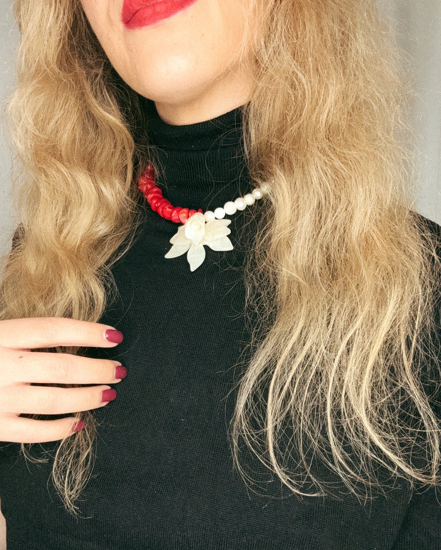 שרשרת פנינים & אבני קורל אדומות ופרח אם־הפנינה