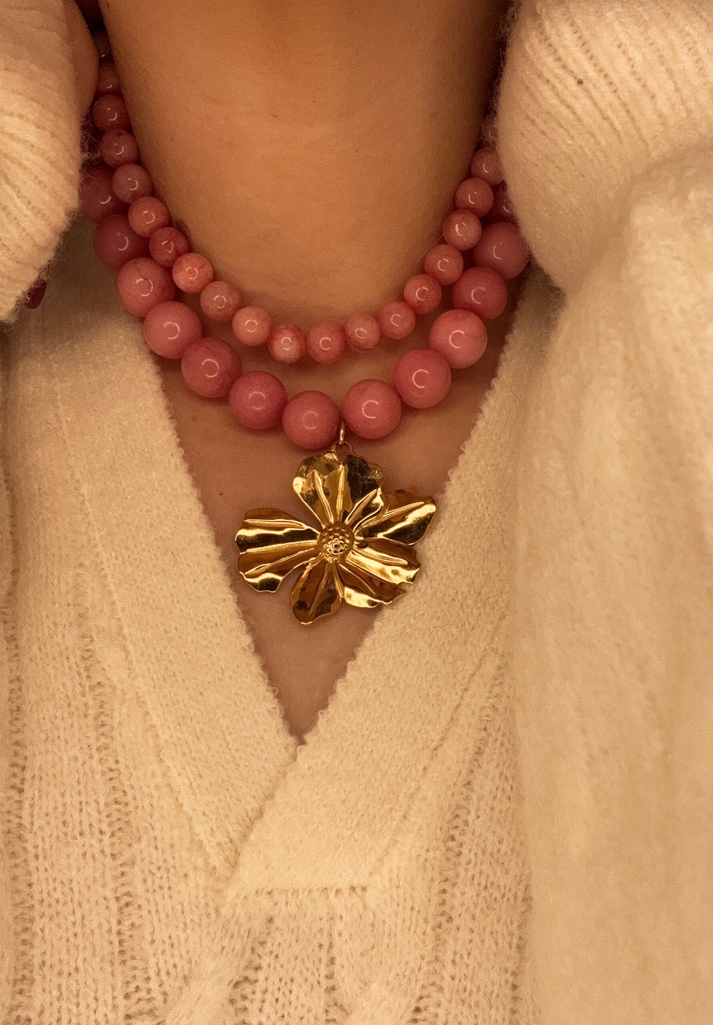 שרשרת אבני חן ורודות כפולה עם תליון פרח מוזהב