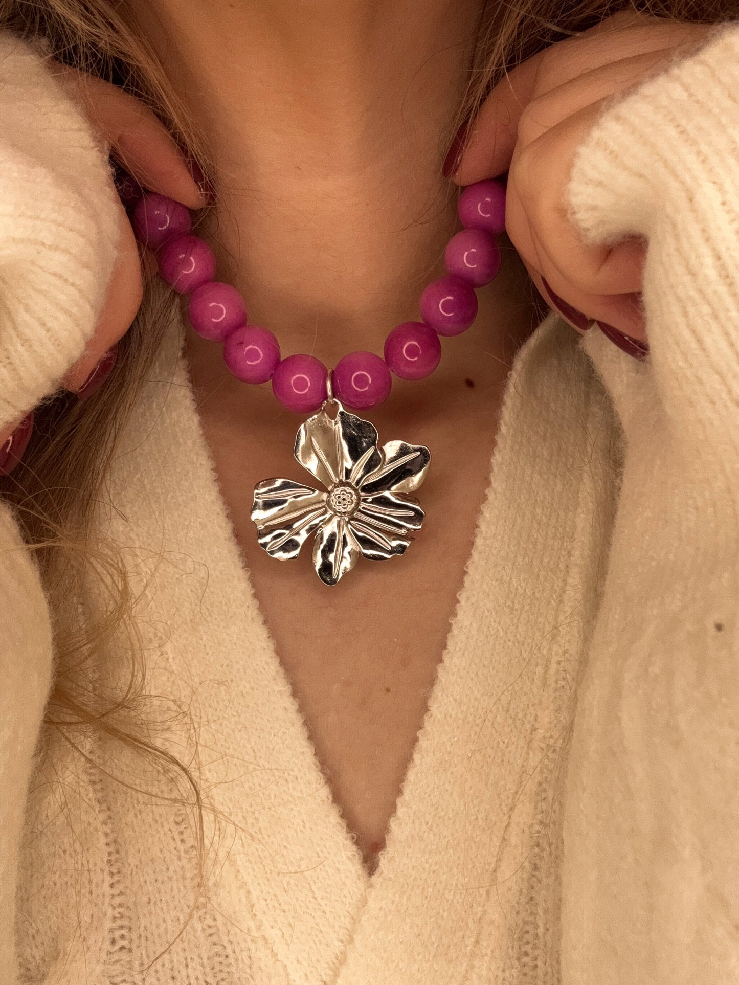 שרשרת אבני חן סגולות עם תליון פרח כסוף